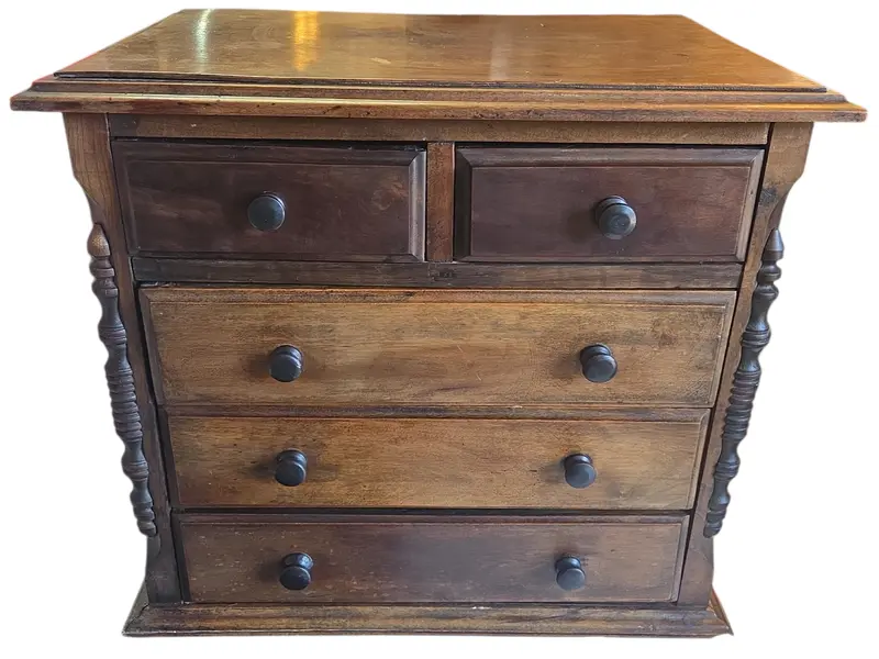 Foto de um(a) Mesa de Cabeceira Madeira Maciça – Charme Natural para sua Casa, da categoria de Cômodas e Sapateira. Leve o aconchego da natureza para dentro do seu lar. Esta cômoda valoriza a textura autêntica da madeira, trazendo... Mostrado de uma perspectiva diferente. Vendido no marketplace Trésors.