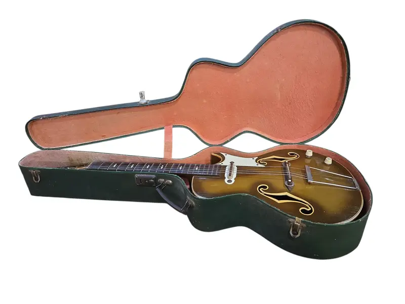 Foto de um(a) Raridade: Guitarra Del Vecchio Archtop 1957 Timbre Vox – Goldburst – 100% Original com Case, da categoria de Instrumentos musicais. Um Testemunho Histórico da Música Brasileira Essa guitarra é uma joia rara, uma das primeiras guitarras elétricas fabricadas... Mostrado de uma perspectiva diferente. Vendido no marketplace Trésors.
