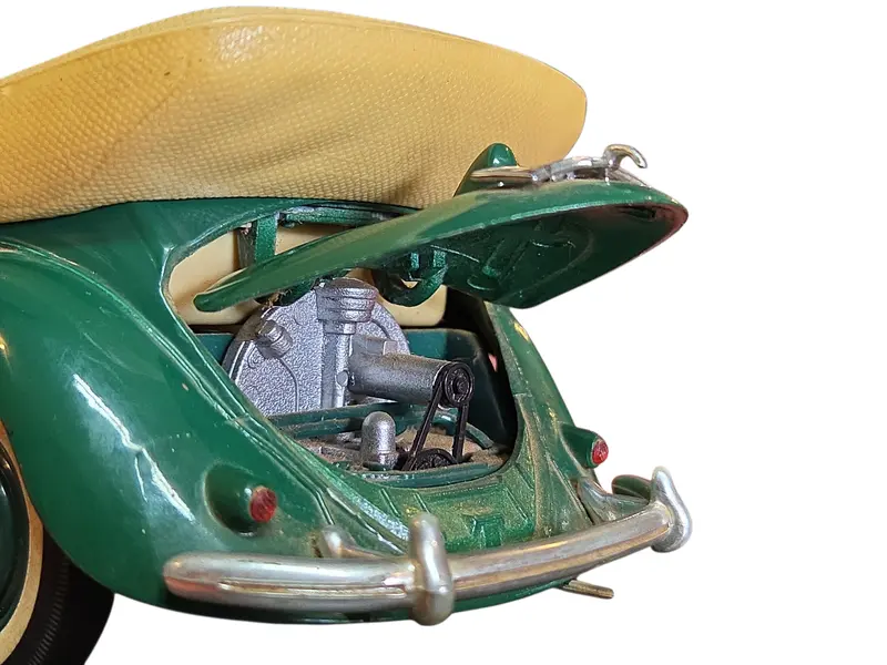 Foto de um(a) Miniatura Volkswagen Cabriolet 1951 - Maisto - Escala 1:18 - Edição Especial "Saia e Blusa", da categoria de Carros e caminhões de brinquedo. Rara e sofisticada, esta miniatura reproduz o charme do Volkswagen Cabriolet 1951. Fabricada pela Maisto, esta peça... Mostrado de uma perspectiva diferente. Vendido no marketplace Trésors.