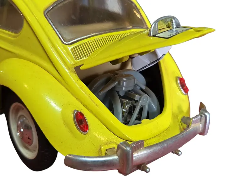 Foto de um(a) Miniatura Volkswagen Beetle (Fusca) 1967 - Amarelo Girassol - Escala 1:18, da categoria de Carros e caminhões de brinquedo. Destaque sua coleção com este clássico absoluto: o Volkswagen Beetle 1967. Conhecido por ser o ano de ouro do Fusca, este... Mostrado de uma perspectiva diferente. Vendido no marketplace Trésors.