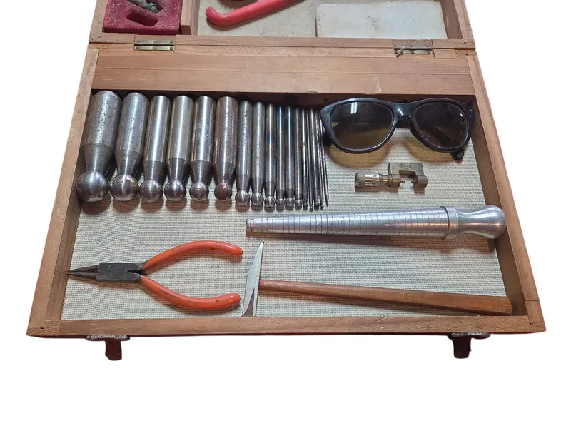 Foto de um(a) Rara Maleta de Ourivesaria - Ferramentas de Precisão Gaertner, da categoria de Outros colecionáveis. Exclusivo conjunto de ferramentas para ourivesaria e joalheria, acondicionado em maleta original de madeira. Este conjunto... Mostrado de uma perspectiva diferente. Vendido no marketplace Trésors.
