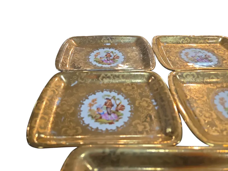 Foto de um(a) Conjunto de Travessa e Pratinhos Porcelana D.P. – Cena Galante (7 Peças), da categoria de Conjuntos de servir. Elegância e sofisticação em porcelana vintage. Este conjunto luxuoso da renomada Porcelana D.P. é composto por uma travessa... Mostrado de uma perspectiva diferente. Vendido no marketplace Trésors.