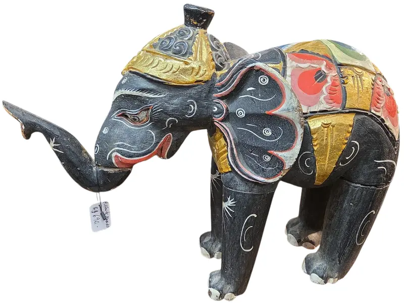 Foto de um(a) Elefante Decorativo em Madeira – Pintada à Mão, da categoria de Escultura. Encantadora escultura de elefante entalhada em madeira maciça, apresentando uma rica ornamentação em policromia. Esta peça é... Vendido no marketplace Trésors.