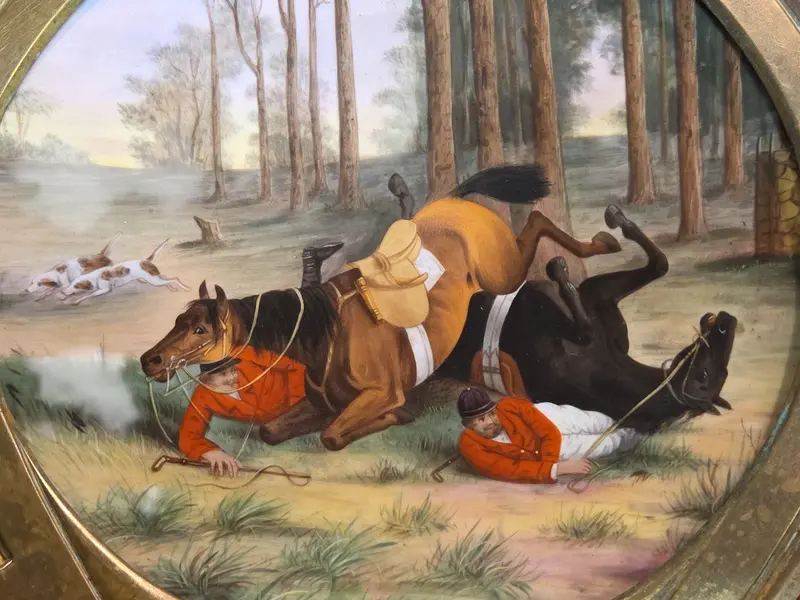 Foto de um(a) Centro de Mesa Austríaco Século XIX – Cena Clássica, da categoria de Centro de mesa. Uma obra de arte da cerâmica europeia do século XIX. Este imponente centro de mesa é um exemplar magnífico da produção... Mostrado de uma perspectiva diferente. Vendido no marketplace Trésors.