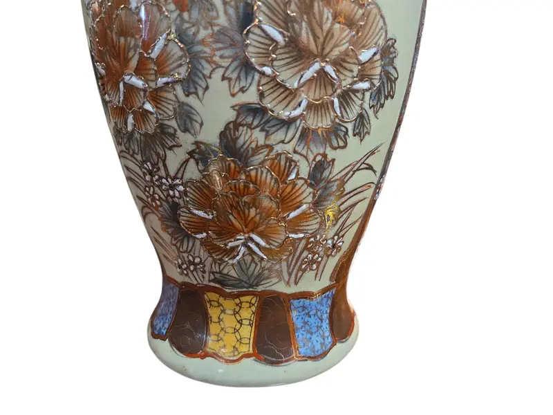 Foto de um(a) Vaso Decorativo Satsuma – Cerâmica Policromada com Detalhes em Relevo e Dourado, da categoria de Vasos. Encante-se com este elegante vaso decorativo que evoca a tradicional estética Satsuma. A peça apresenta um fundo em tom... Mostrado de uma perspectiva diferente. Vendido no marketplace Trésors.