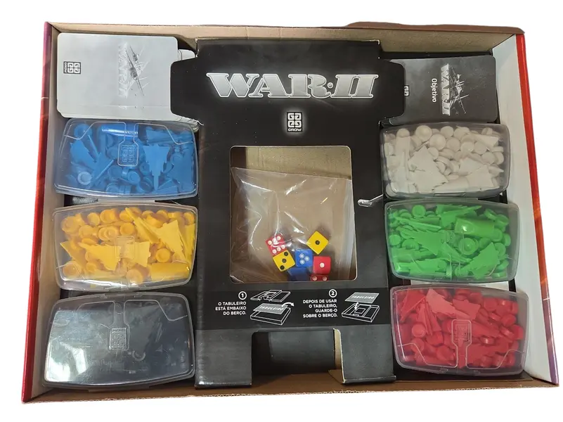 Foto de um(a) War II: O Jogo da Estratégia com Batalhas Aéreas, da categoria de Jogos de tabuleiro. O melhor jogo de estratégia de todos os tempos ganhou uma nova dimensão. Em War II, a guerra não é decidida apenas por... Mostrado de uma perspectiva diferente. Vendido no marketplace Trésors.