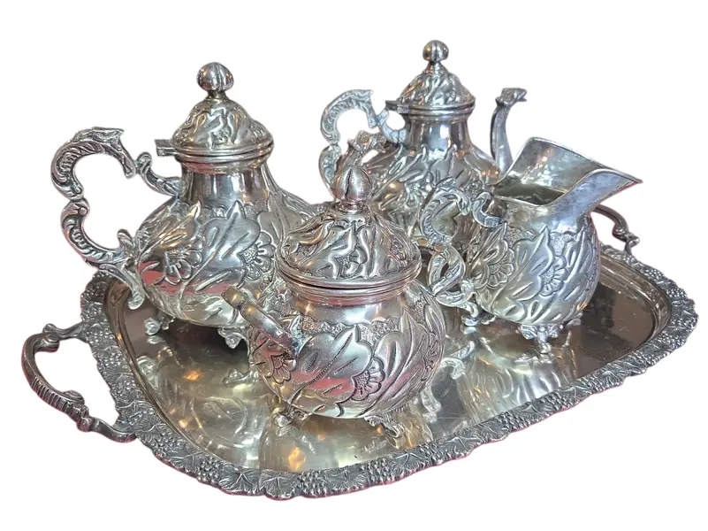 Foto de um(a) Aparelho de Chá e Café Colonial em Prata – 5 Peças Trabalhadas, da categoria de Conjuntos de café e chá. Magnífico conjunto colonial para chá e café, composto por 5 peças ricamente adornadas. Este aparelho é um exemplo clássico... Vendido no marketplace Trésors.