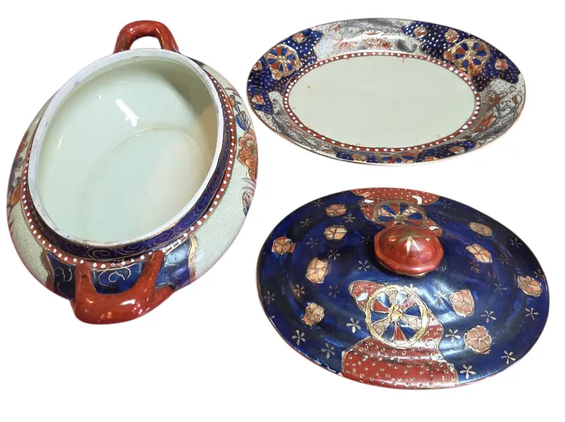 Foto de um(a) Sopeira Antiga com Presentoir em Porcelana Oriental – Satsuma – Detalhes em Ouro, da categoria de Conjuntos de servir. Belíssima sopeira com presentoir (prato de base) em porcelana oriental, uma peça de grande impacto visual e refinamento... Mostrado de uma perspectiva diferente. Vendido no marketplace Trésors.