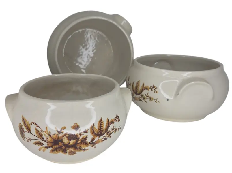 Foto de um(a) Trio de Tigelas Refratárias Nerina Louveira - Floral Outonal Vintage, da categoria de Travessas e tigelas. Conjunto com 03 tigelas/sopeiras individuais em cerâmica refratária de alta resistência, produzidas pela tradicional marca... Mostrado de uma perspectiva diferente. Vendido no marketplace Trésors.