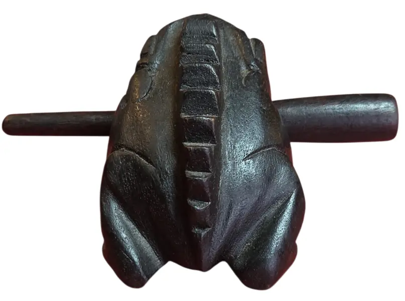 Foto de um(a) Sapinho Musical em Madeira Escura - Percussão Artesanal, da categoria de Outros colecionáveis. Este encantador sapinho não é apenas um item decorativo, mas um instrumento musical de percussão. Ao deslizar a baqueta de... Mostrado de uma perspectiva diferente. Vendido no marketplace Trésors.