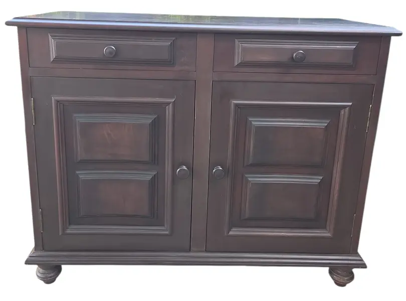 Foto de um(a) Cômoda em Madeira Maciça – Elegância e Durabilidade Vitalícia, da categoria de Cômodas e Sapateira. Transforme seu quarto com a presença imponente desta cômoda em madeira maciça, esta peça oferece a resistência real da... Mostrado de uma perspectiva diferente. Vendido no marketplace Trésors.