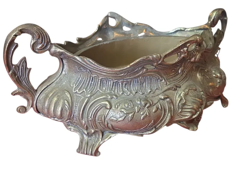 Foto de um(a) Centro de Mesa em Bronze Maciço, da categoria de Centro de mesa. Eleve o nível da sua decoração com este imponente centro de mesa em bronze maciço. Com acabamento refinado e peso... Mostrado de uma perspectiva diferente. Vendido no marketplace Trésors.