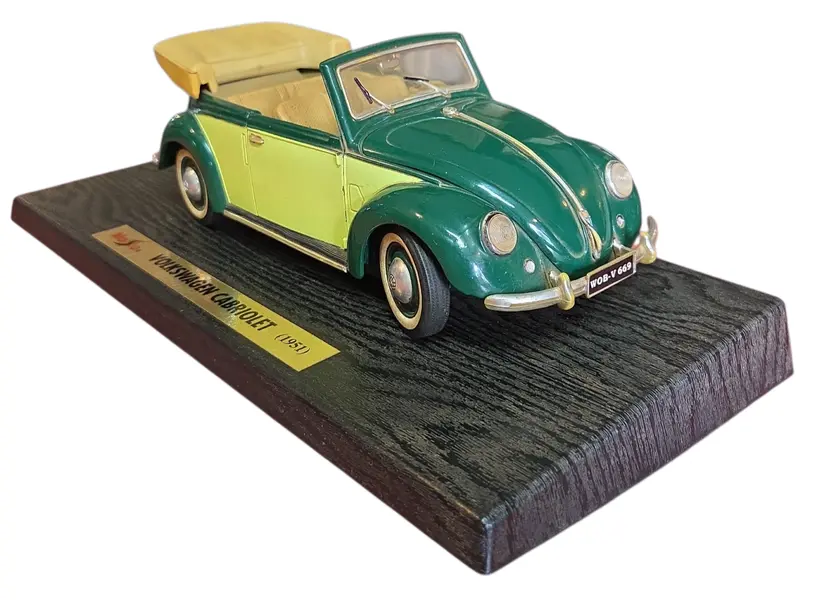 Foto de um(a) Miniatura Volkswagen Cabriolet 1951 - Maisto - Escala 1:18 - Edição Especial "Saia e Blusa", da categoria de Carros e caminhões de brinquedo. Rara e sofisticada, esta miniatura reproduz o charme do Volkswagen Cabriolet 1951. Fabricada pela Maisto, esta peça... Mostrado de uma perspectiva diferente. Vendido no marketplace Trésors.