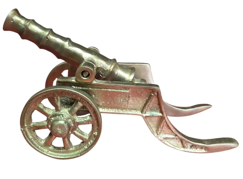 Foto de um(a) Miniatura de Canhão em Bronze Maciço, da categoria de Outros colecionáveis. Peça decorativa de canhão antigo, confeccionada inteiramente em bronze. Uma peça que une robustez e detalhamento, ideal para... Mostrado de uma perspectiva diferente. Vendido no marketplace Trésors.