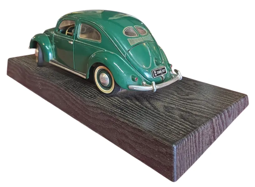 Foto de um(a) Miniatura Volkswagen 1951 (Fusca Split Window) - Verde Musgo - Escala 1:18, da categoria de Carros e caminhões de brinquedo. Esta miniatura representa uma das fases mais raras e desejadas da história da Volkswagen: o modelo de 1951. Conhecido... Mostrado de uma perspectiva diferente. Vendido no marketplace Trésors.