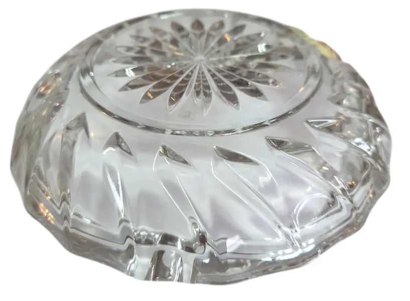 Foto de um(a) Cinzeiro Cristal Flor, da categoria de Cinzeiros. O ápice da elegância funcional. Este cinzeiro é esculpido em cristal de alta transparência, apresentando lapidações... Mostrado de uma perspectiva diferente. Vendido no marketplace Trésors.