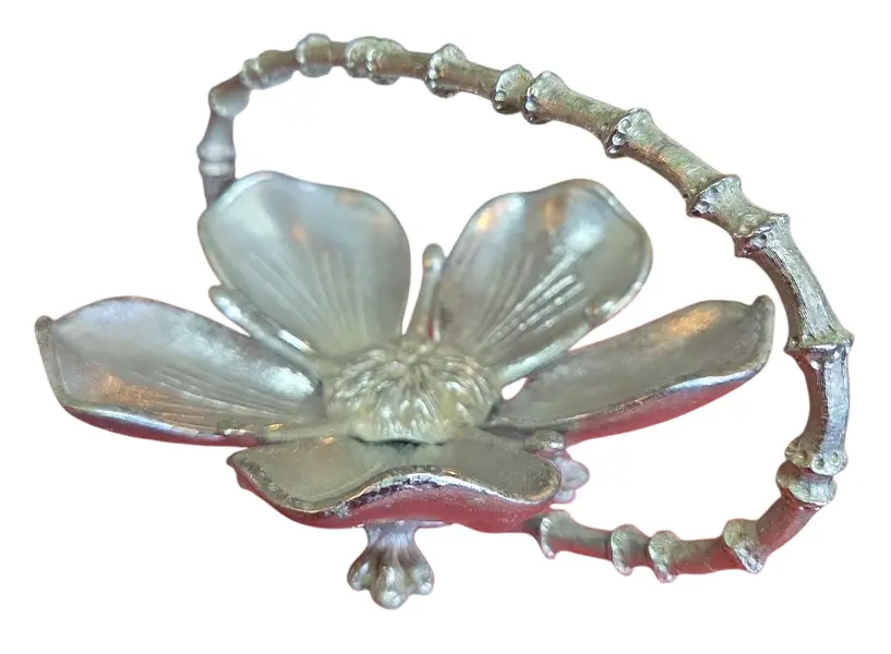 Foto de um(a) Cinzeiro Design Pétalas em Alumínio Polido, da categoria de Cinzeiros. Adicione um toque de brilho e modernidade ao seu ambiente com este cinzeiro em formato de pétalas. Produzido em alumínio de... Vendido no marketplace Trésors.