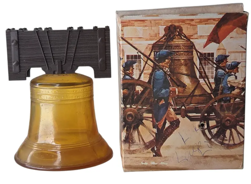 Foto de um(a) Perfume Avon - Liberty Bell Vintage, da categoria de Outros colecionáveis. Perfume Avon Liberty Bell Colecionável. Mostrado de uma perspectiva diferente. Vendido no marketplace Trésors.