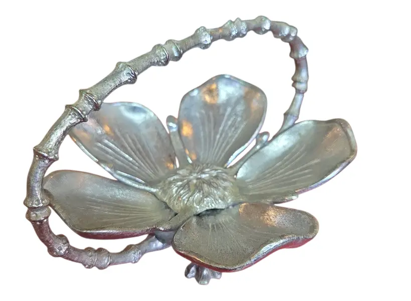 Foto de um(a) Cinzeiro Design Pétalas em Alumínio Polido, da categoria de Cinzeiros. Adicione um toque de brilho e modernidade ao seu ambiente com este cinzeiro em formato de pétalas. Produzido em alumínio de... Mostrado de uma perspectiva diferente. Vendido no marketplace Trésors.