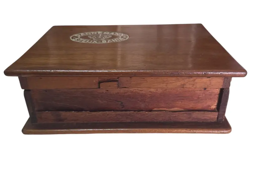 Foto de um(a) Antiga Caixa de Charutos Dannemann – São Félix, Bahia (Relíquia), da categoria de Caixas e estojos para charutos. Um item indispensável para colecionadores e apreciadores da cultura do tabaco. Esta caixa original da Companhia de Charutos... Mostrado de uma perspectiva diferente. Vendido no marketplace Trésors.