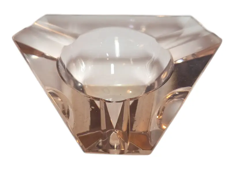 Foto de um(a) Cinzeiro Cristal - Triangulo, da categoria de Cinzeiros. O ápice da elegância funcional. Este cinzeiro é esculpido em cristal de alta transparência, apresentando lapidações... Mostrado de uma perspectiva diferente. Vendido no marketplace Trésors.