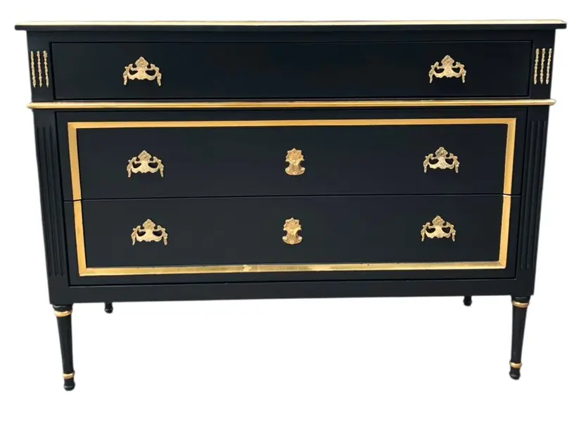 Foto de um(a) Cômoda Clássica com 3 Gavetas, Bronze e Detalhes Dourados, da categoria de Cômodas e Sapateira. Mostrado de uma perspectiva diferente. Vendido no marketplace Trésors.