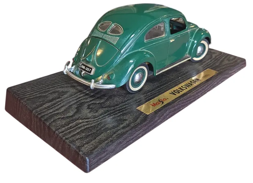 Foto de um(a) Miniatura Volkswagen 1951 (Fusca Split Window) - Verde Musgo - Escala 1:18, da categoria de Carros e caminhões de brinquedo. Esta miniatura representa uma das fases mais raras e desejadas da história da Volkswagen: o modelo de 1951. Conhecido... Mostrado de uma perspectiva diferente. Vendido no marketplace Trésors.