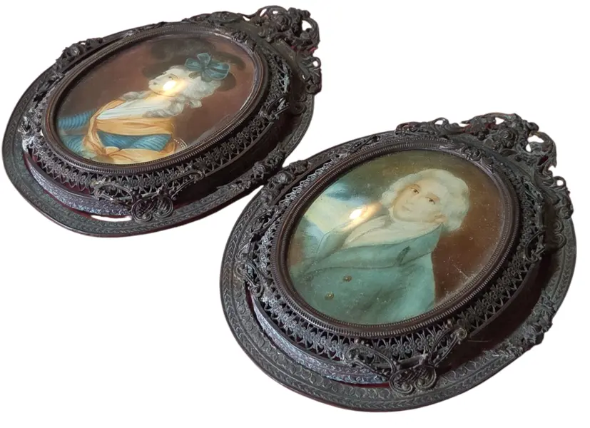 Foto de um(a) Par de Miniaturas Antigas - Retratos Nobres em Molduras de Metal Trabalhado, da categoria de Porta retratos. Este conjunto traz a elegância das miniaturas clássicas, apresentando retratos de um casal com indumentária de época. São... Vendido no marketplace Trésors.