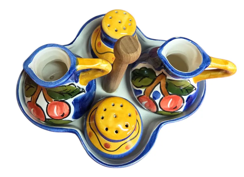 Foto de um(a) Galheteiro de Cerâmica Artesanal 5 Peças, da categoria de Saleiros e pimenteiros. Adicione charme e cor à sua mesa com este lindo galheteiro em cerâmica pintada à mão. Com um design orgânico e cores... Mostrado de uma perspectiva diferente. Vendido no marketplace Trésors.