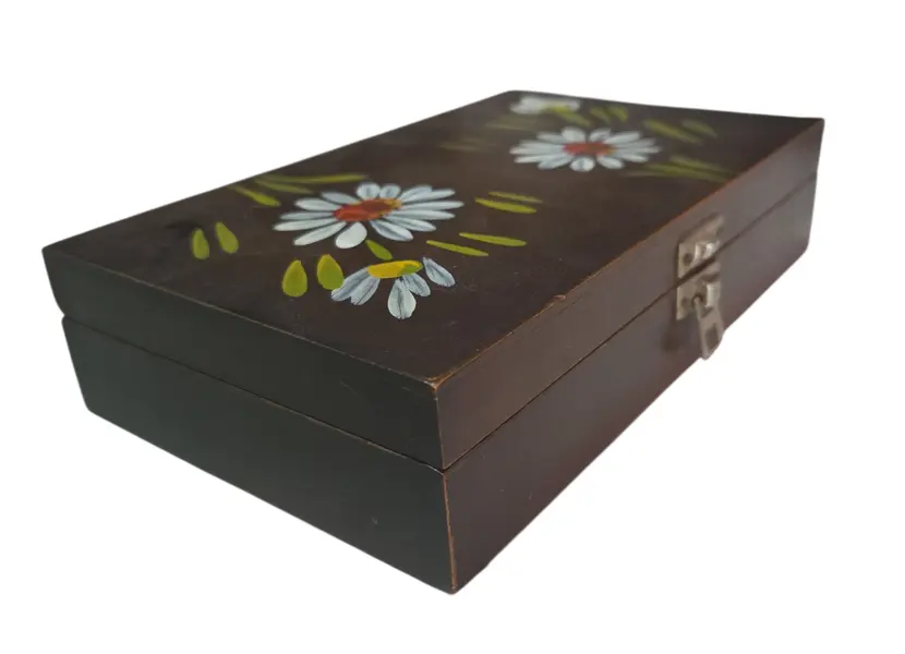 Foto de um(a) Caixa de Joias em Madeira – Detalhes Florais na Tampa, da categoria de Porta-Jóias. Guarde seus tesouros com a delicadeza que eles merecem. Esta caixa de joias em madeira maciça apresenta um acabamento... Mostrado de uma perspectiva diferente. Vendido no marketplace Trésors.