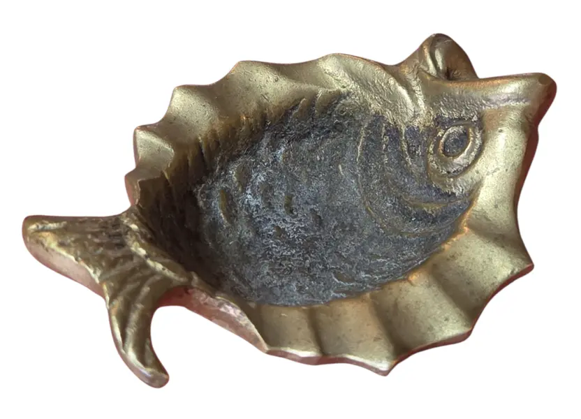 Foto de um(a) Pequeno Cinzeiro Decorativo Peixe em Bronze, da categoria de Cinzeiros e coletores. Lindo cinzeiro em formato de peixe, confeccionado em metal maciço bronze com pátina original do tempo. Vendido no marketplace Trésors.