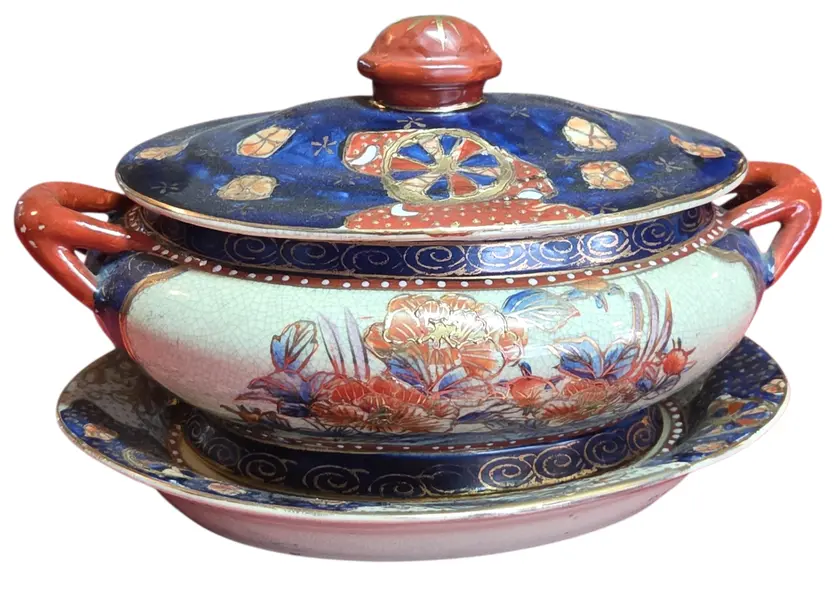 Foto de um(a) Sopeira Antiga com Presentoir em Porcelana Oriental – Satsuma – Detalhes em Ouro, da categoria de Conjuntos de servir. Belíssima sopeira com presentoir (prato de base) em porcelana oriental, uma peça de grande impacto visual e refinamento... Mostrado de uma perspectiva diferente. Vendido no marketplace Trésors.