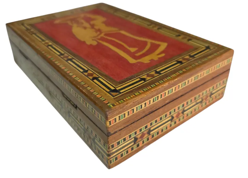 Foto de um(a) Porta-Joias de Madeira em Marchetaria – Arte Popular e Design Geométrico, da categoria de Porta-Jóias. Uma belíssima peça de artesanato técnico, esta caixa apresenta um trabalho de marchetaria minucioso, com bordas geométricas... Vendido no marketplace Trésors.