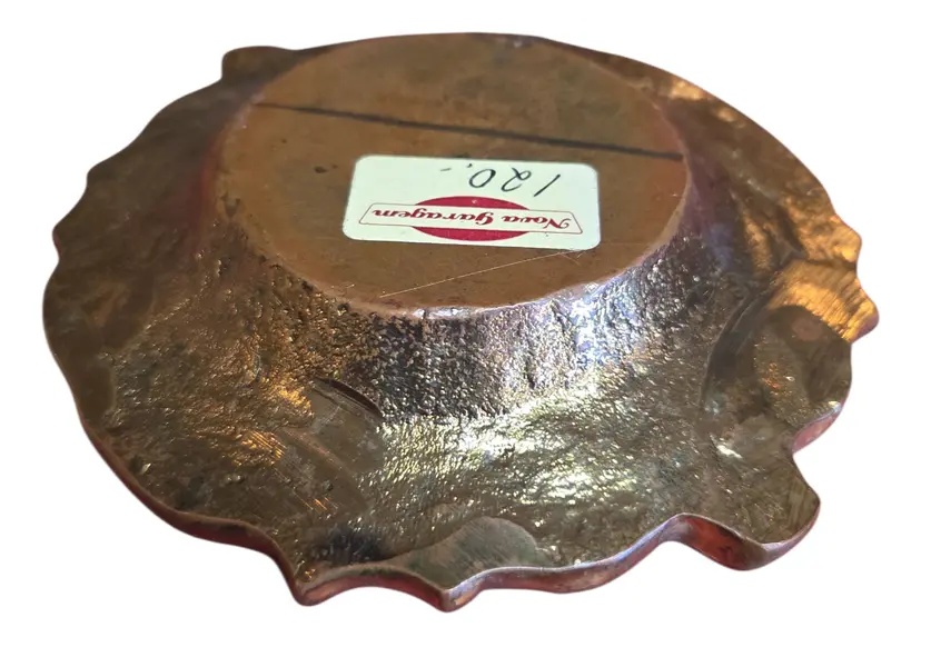 Foto de um(a) Cinzeiro em Cobre Maciço, da categoria de Cinzeiros. Destaque a sofisticação do metal puro em sua decoração. Este cinzeiro é confeccionado em cobre maciço de alta qualidade,... Mostrado de uma perspectiva diferente. Vendido no marketplace Trésors.