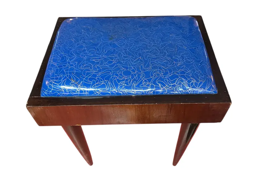 Foto de um(a) Banqueta Pé Palito Anos 50, da categoria de Banquetas. Reviva a era de ouro do design com esta banqueta icônica dos anos 50! Com os clássicos pés palito cônicos e um tampo de... Mostrado de uma perspectiva diferente. Vendido no marketplace Trésors.