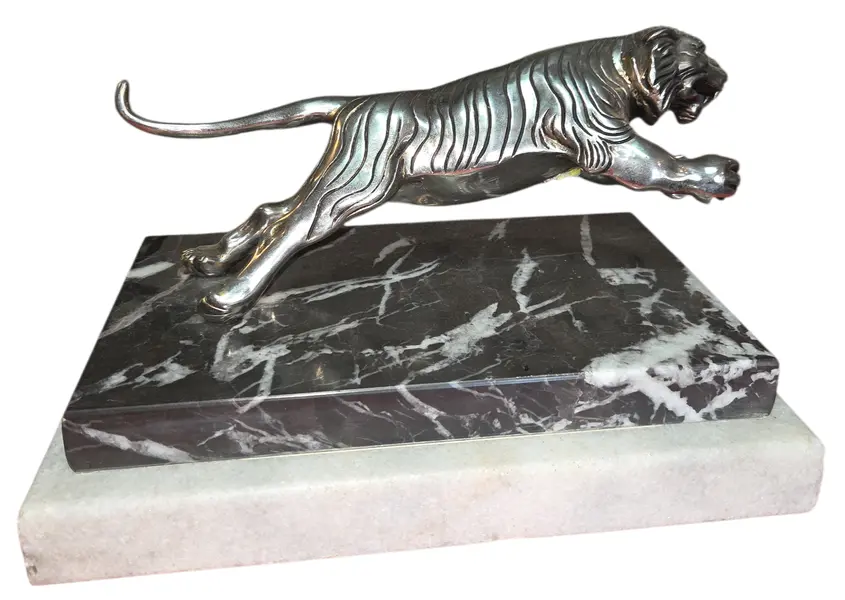 Foto de um(a) Antiga Escultura Tigre em Metal Prateado sobre Base Dupla de Mármore – Esmaltarte, da categoria de Escultura. Impressionante peça decorativa vintage, esta escultura captura a força e o dinamismo de um tigre em posição de ataque. Com... Mostrado de uma perspectiva diferente. Vendido no marketplace Trésors.
