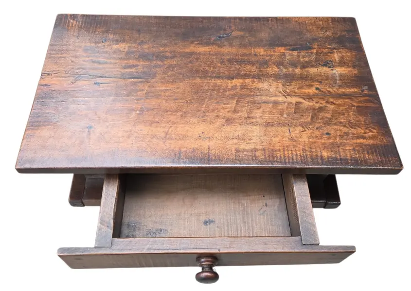Foto de um(a) Mesa de Cabeceira em Madeira Maciça Antiga com Gaveta e Puxador de Madeira, da categoria de Cabeceiras. Excelente mesa de cabeceira confeccionada integralmente em madeira maciça de alta densidade e com estrutura robusta. Mostrado de uma perspectiva diferente. Vendido no marketplace Trésors.