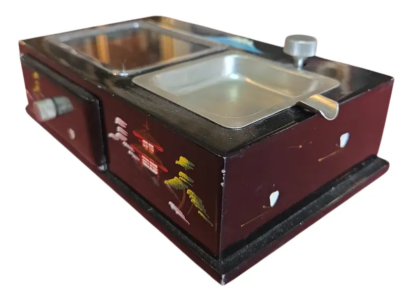 Foto de um(a) Cinzeiro e Caixa de Musica, da categoria de Cinzeiros. Onde a tradição japonesa encontra a mecânica de precisão. Este conjunto de caixa e cinzeiro não apenas organiza o ambiente,... Mostrado de uma perspectiva diferente. Vendido no marketplace Trésors.