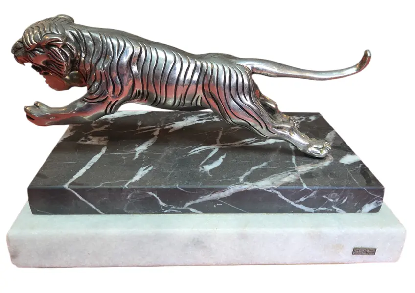 Foto de um(a) Antiga Escultura Tigre em Metal Prateado sobre Base Dupla de Mármore – Esmaltarte, da categoria de Escultura. Impressionante peça decorativa vintage, esta escultura captura a força e o dinamismo de um tigre em posição de ataque. Com... Mostrado de uma perspectiva diferente. Vendido no marketplace Trésors.