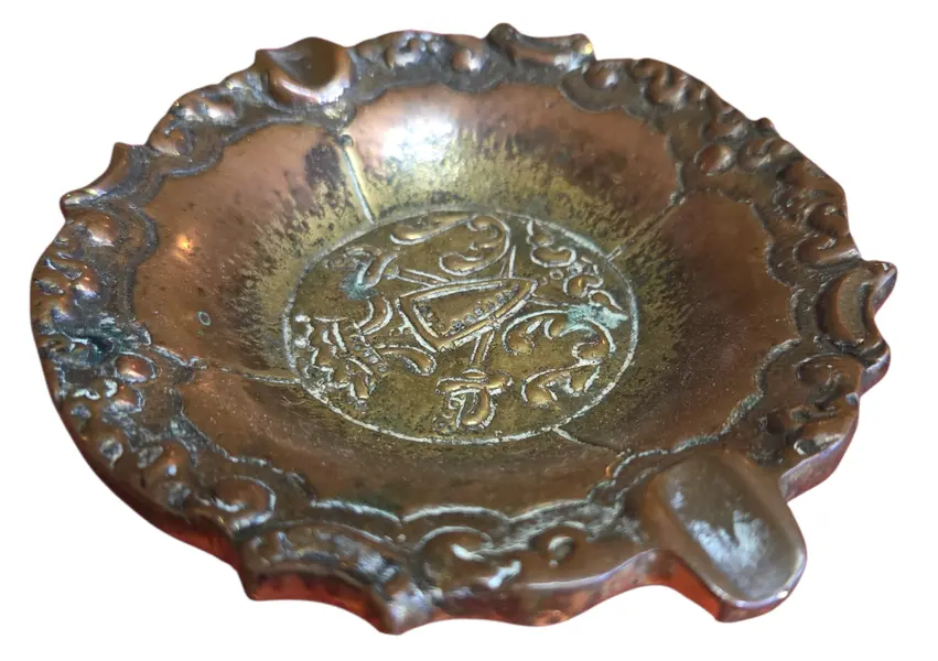 Foto de um(a) Cinzeiro em Cobre Maciço, da categoria de Cinzeiros. Destaque a sofisticação do metal puro em sua decoração. Este cinzeiro é confeccionado em cobre maciço de alta qualidade,... Mostrado de uma perspectiva diferente. Vendido no marketplace Trésors.