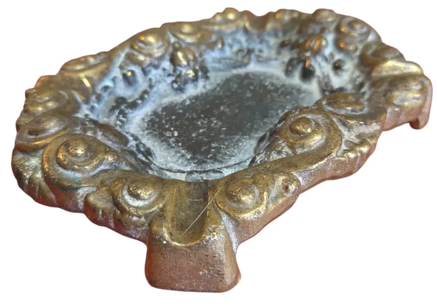 Foto de um(a) Cinzeiro em Bronze Maciço, da categoria de Cinzeiros. A beleza na simplicidade. Este cinzeiro em bronze maciço aposta em linhas limpas e um design funcional que se adapta a... Mostrado de uma perspectiva diferente. Vendido no marketplace Trésors.