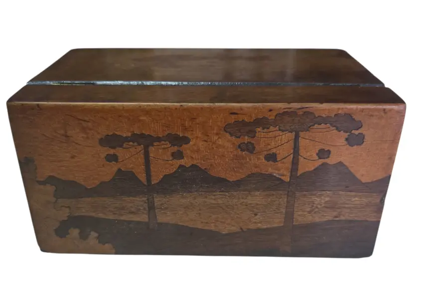 Foto de um(a) Porta-Cigarreira em Marchetaria – Paisagem de Araucárias em Madeira Nobre, da categoria de Cigarreiras e piteiras. Uma verdadeira obra de arte em miniatura. Este porta-cigarreira apresenta um trabalho primoroso de marchetaria, retratando a... Mostrado de uma perspectiva diferente. Vendido no marketplace Trésors.