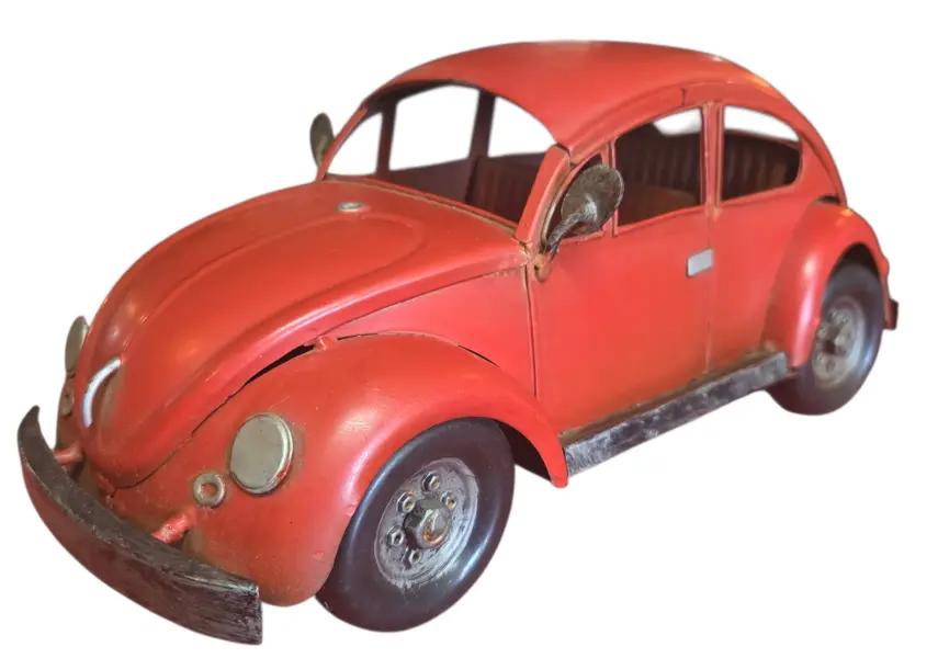 Foto de um(a) Fusca de Lata - Vermelho - Grande (Relíquia), da categoria de Carros e caminhões de brinquedo. Destaque sua coleção ou decoração com esta autêntica peça um Fusca de Lata fabricado artesanalmente. Este item capta a... Vendido no marketplace Trésors.