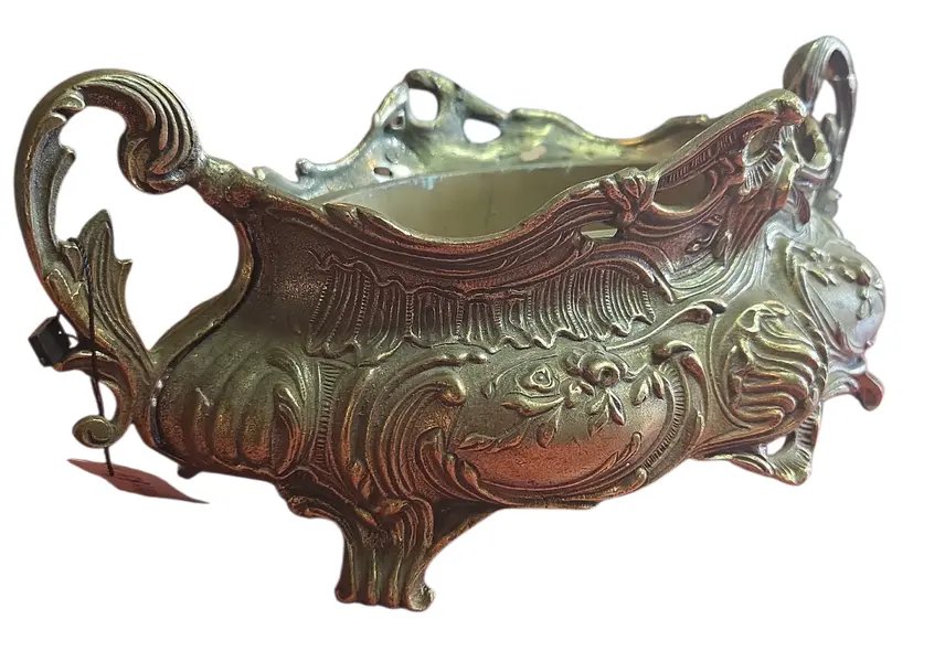 Foto de um(a) Centro de Mesa em Bronze Maciço, da categoria de Centro de mesa. Eleve o nível da sua decoração com este imponente centro de mesa em bronze maciço. Com acabamento refinado e peso... Mostrado de uma perspectiva diferente. Vendido no marketplace Trésors.