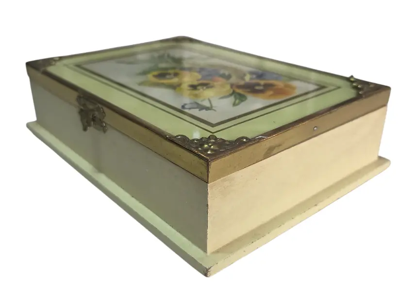 Foto de um(a) Caixa Decorativa Sorte e Flores – Detalhes em Metal Dourado, da categoria de Porta-Jóias. Encante-se com a delicadeza desta caixa exclusiva. Unindo o clássico símbolo da ferradura para atrair boas energias ao... Vendido no marketplace Trésors.