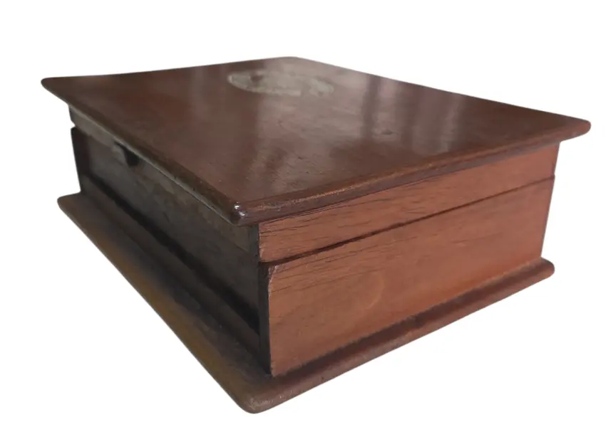 Foto de um(a) Antiga Caixa de Charutos Dannemann – São Félix, Bahia (Relíquia), da categoria de Caixas e estojos para charutos. Um item indispensável para colecionadores e apreciadores da cultura do tabaco. Esta caixa original da Companhia de Charutos... Vendido no marketplace Trésors.