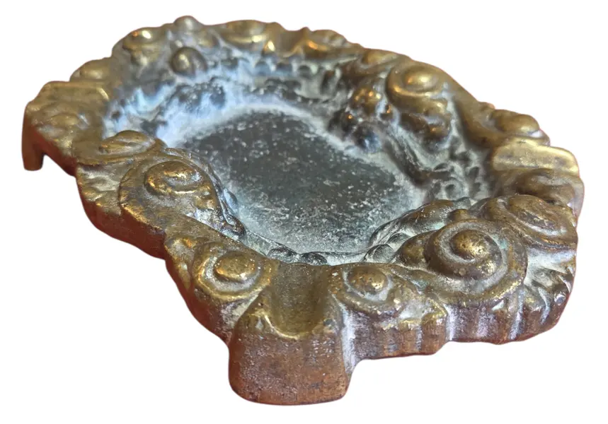 Foto de um(a) Cinzeiro em Bronze Maciço, da categoria de Cinzeiros. A beleza na simplicidade. Este cinzeiro em bronze maciço aposta em linhas limpas e um design funcional que se adapta a... Vendido no marketplace Trésors.