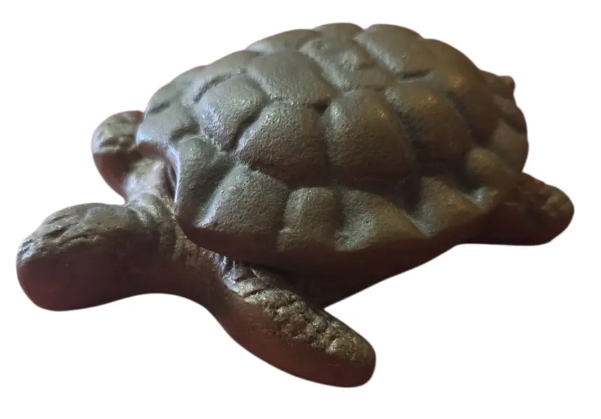 Foto de um(a) Cinzeiro Tartaruga em Bronze Maciço, da categoria de Cinzeiros. Adicione um toque de elegância atemporal ao seu ambiente com este magnífico cinzeiro em formato de tartaruga. Fundido em... Mostrado de uma perspectiva diferente. Vendido no marketplace Trésors.