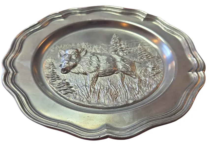 Foto de um(a) Prato Decorativo Alemão Rein Zinn – Estanho Puro Colecionável, da categoria de Pratos Decorativos. Adicione um toque de história alemã à sua decoração com este prato em estanho puro (Rein Zinn). Esta peça vintage destaca-se... Mostrado de uma perspectiva diferente. Vendido no marketplace Trésors.