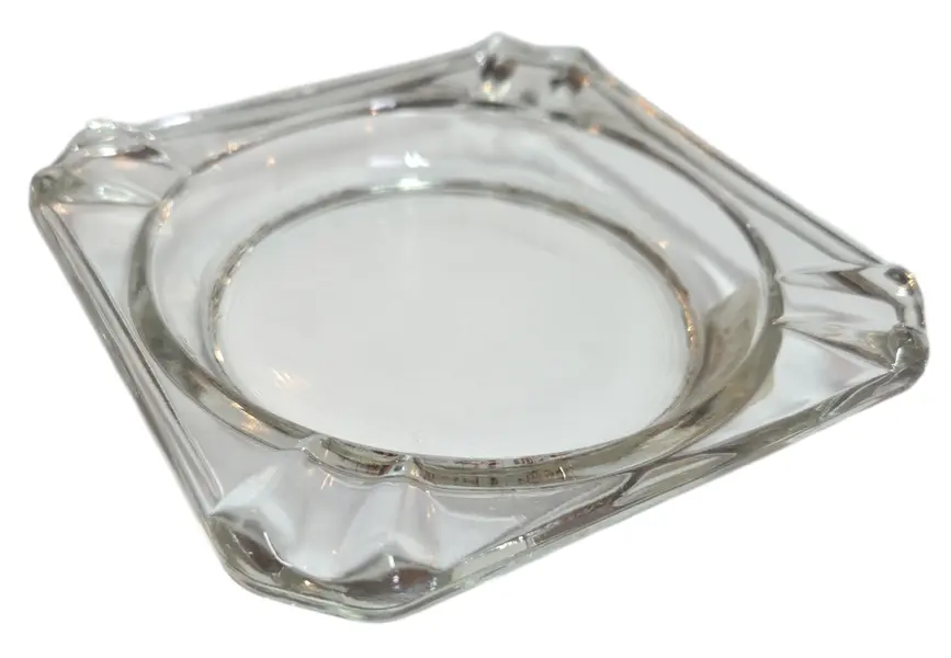 Foto de um(a) Cinzeiro Vidro Vintage, da categoria de Cinzeiros. Feito para o movimento. Este cinzeiro de vidro temperado foi projetado para aguentar o ritmo do dia a dia. Com bordas... Mostrado de uma perspectiva diferente. Vendido no marketplace Trésors.